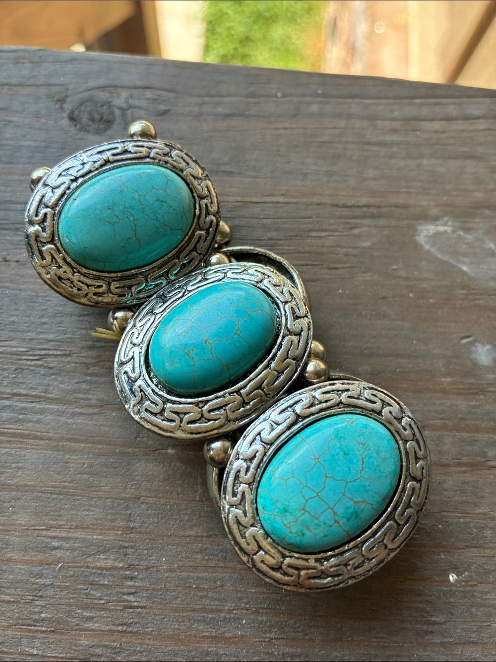 Simulated oval turquoise stretch bracelet